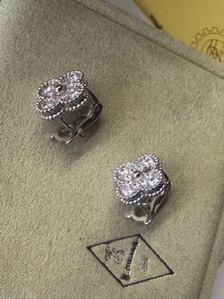 Women's earrings ,Luxury brand ✨best price✨