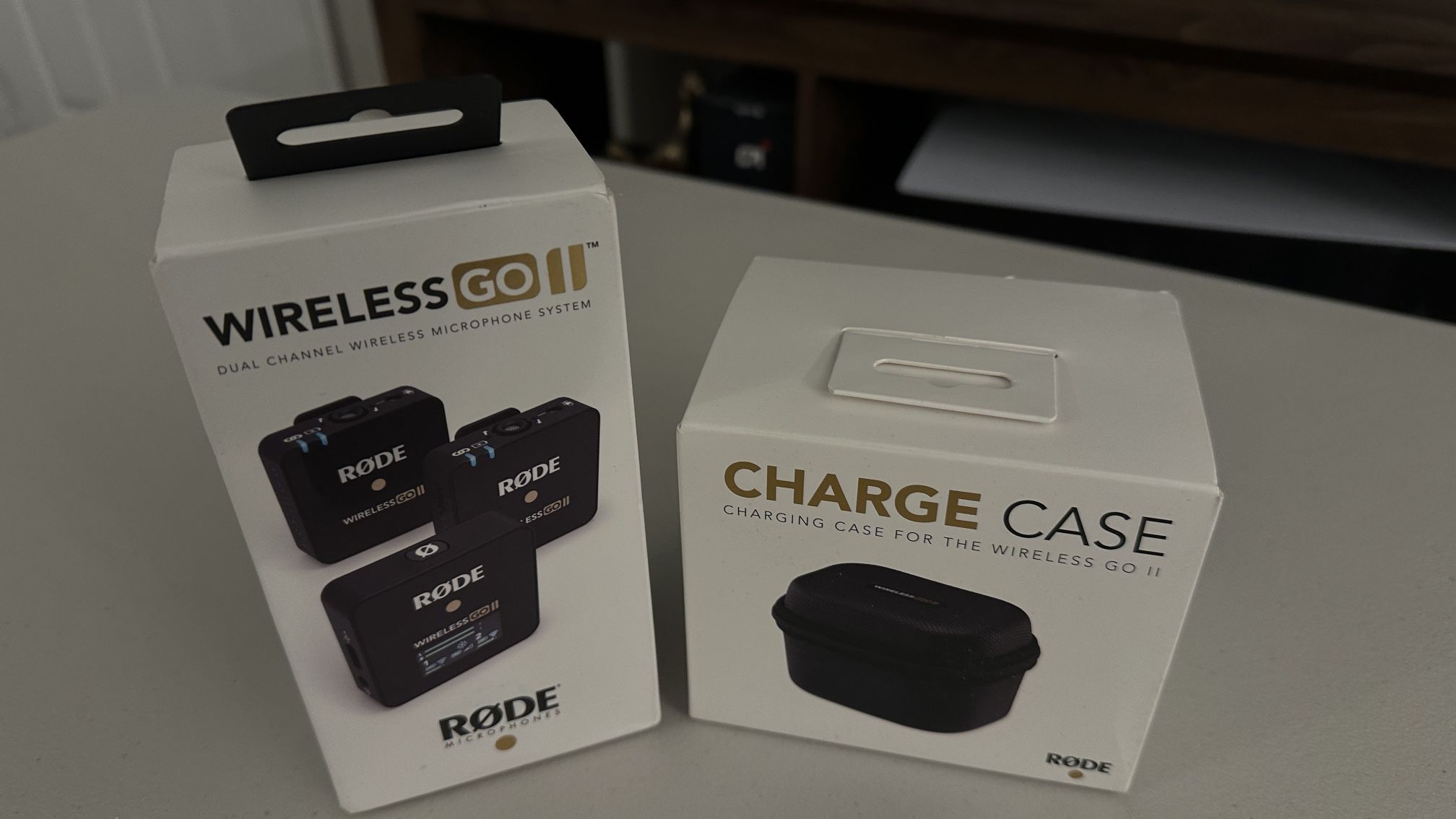 RØDE - WIRELESS GO II Dual Channel Wireless Microphone System & RØDE - CHARGE CASE 4200 mAH Wireless Charging Case for Wireless Go II - Black