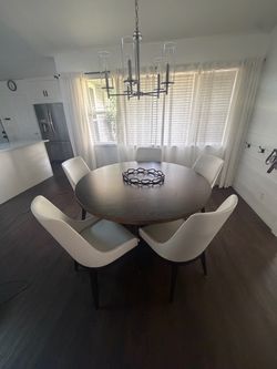 Dining table and 5 chairs (56in round)