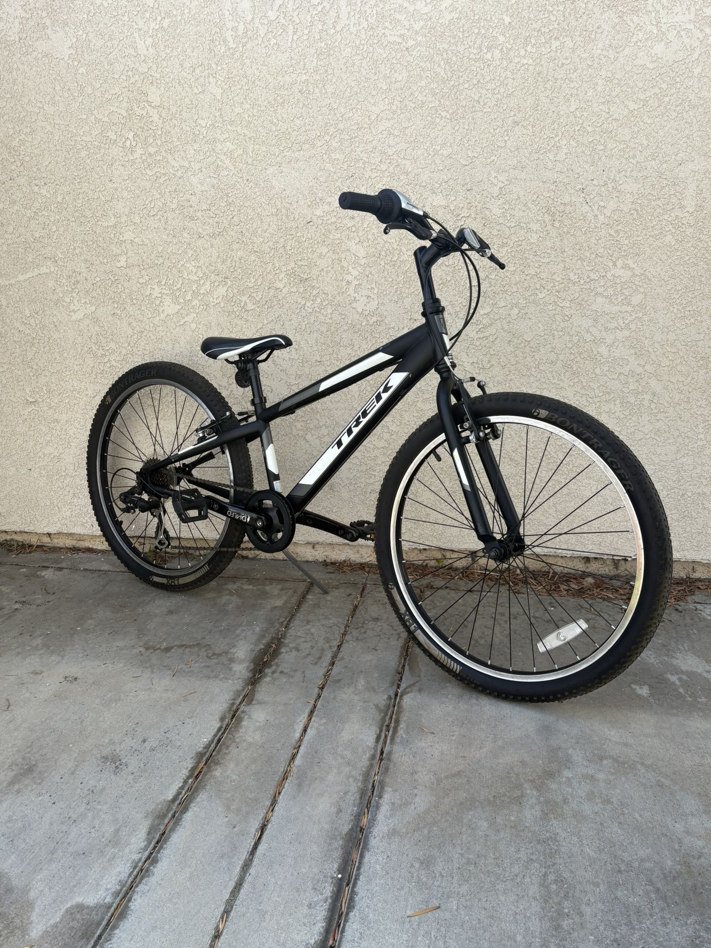 Like New - Trek 24” Wheels MT200 7 Speed Mountain Bike