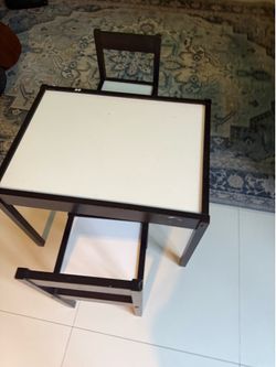 Mesa de niñ@ con dos sillas
