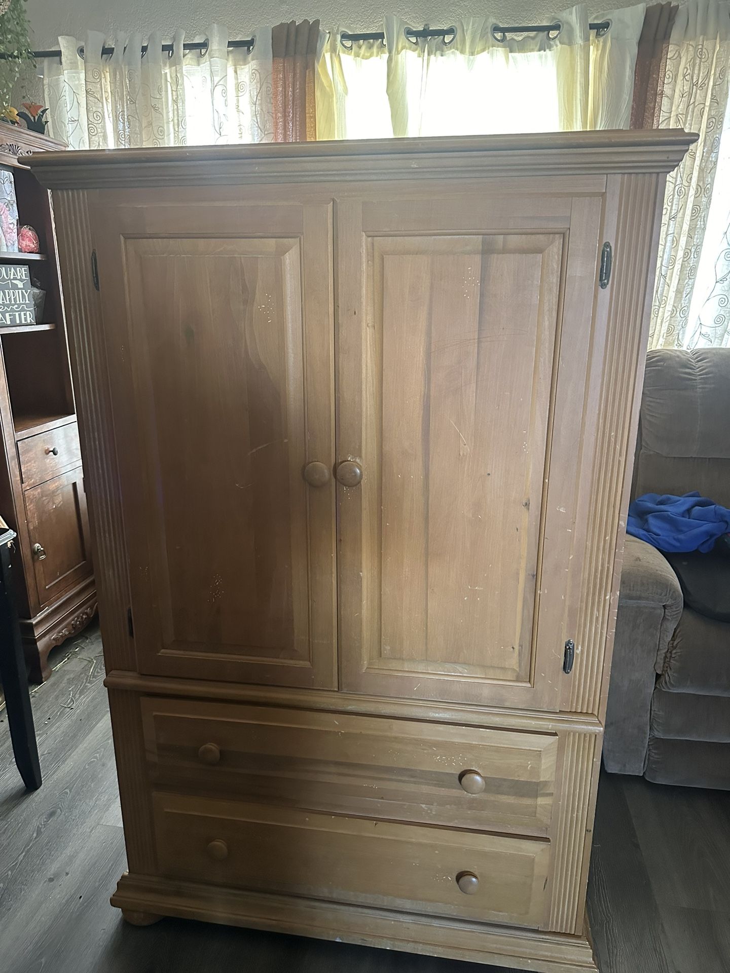 !!!!Armoire In Good Condition!!!!