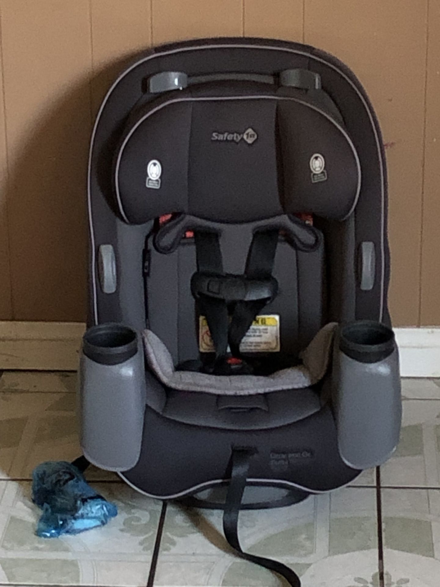 LIKE NEW SAFETY 1ST CONVERTIBLE CAR SEAT!!!!