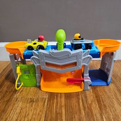 Fisher-Price Little People Hot Wheels Race and Go Compact Trackset with 2 Cars