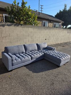 Used like new condition sectional couch / free delivery