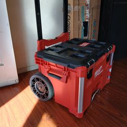 Milwaukee Pack Out 22 Inch it's new but has a dentro in the correr