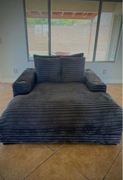 Gray Oversized Chaise Lounge! With working USB charging port & cup holders!