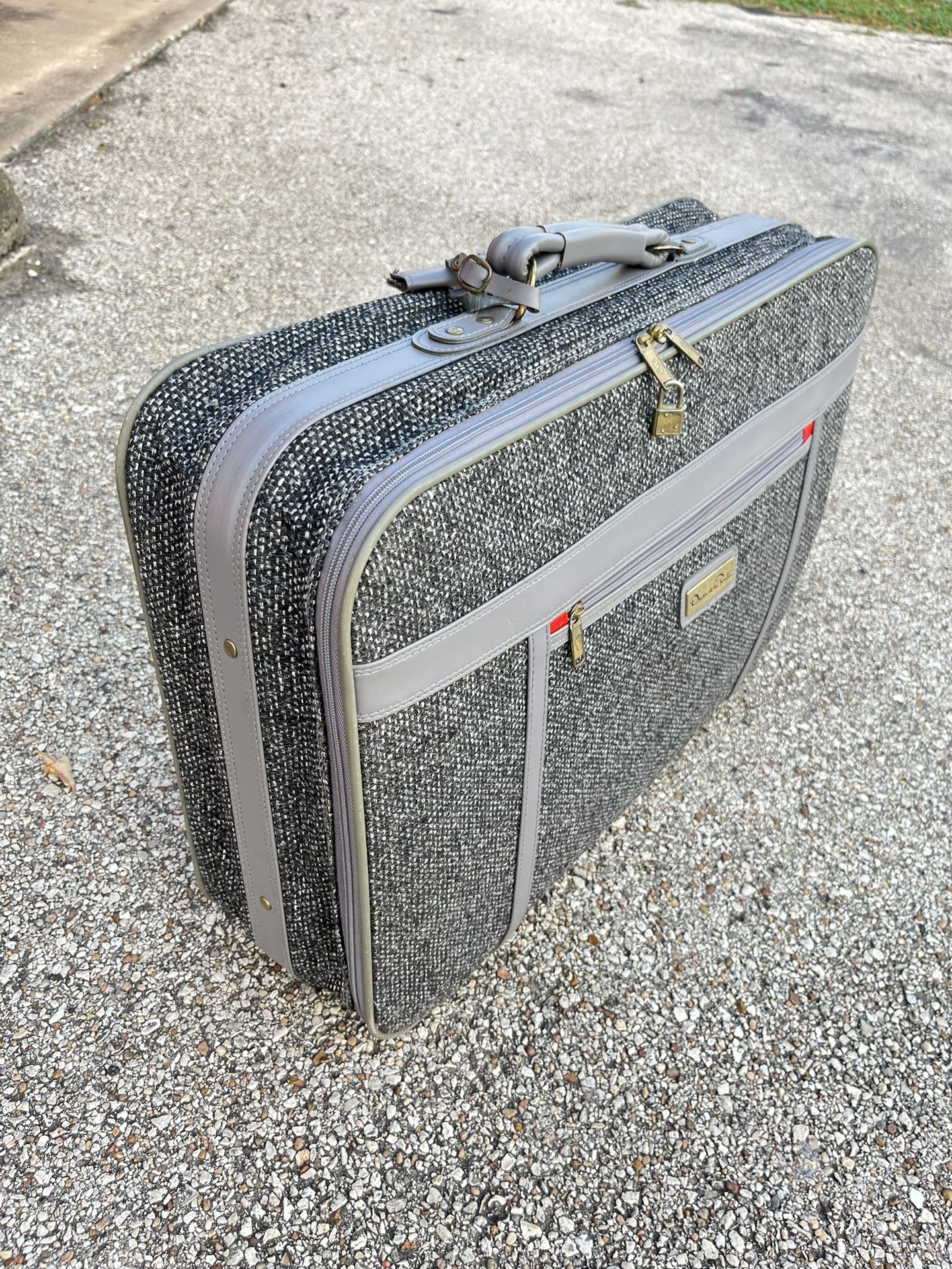 5 ) Oscar de la Renta luggage