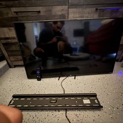 Roku TV 32” (Smart TV)