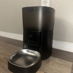 Automatic pet feeder 
