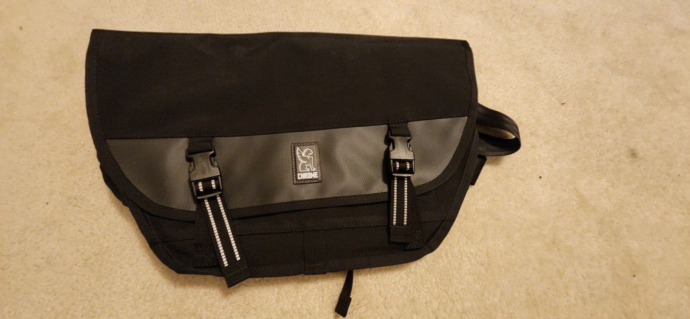 Chrome Mini Metro Messenger Bag