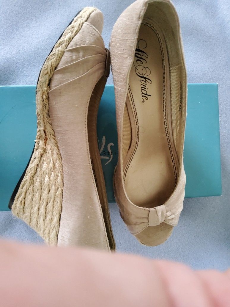 Life Stride Sz 8 Wegde Heel Shoes