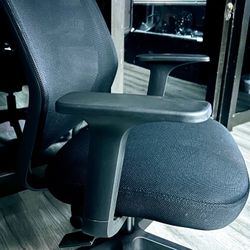 DESK CHAIR LIKE NEW