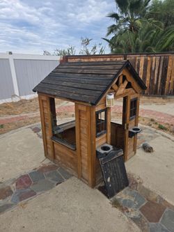Kids play house.  FREE