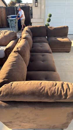 Beautiful sectional couch, no tears