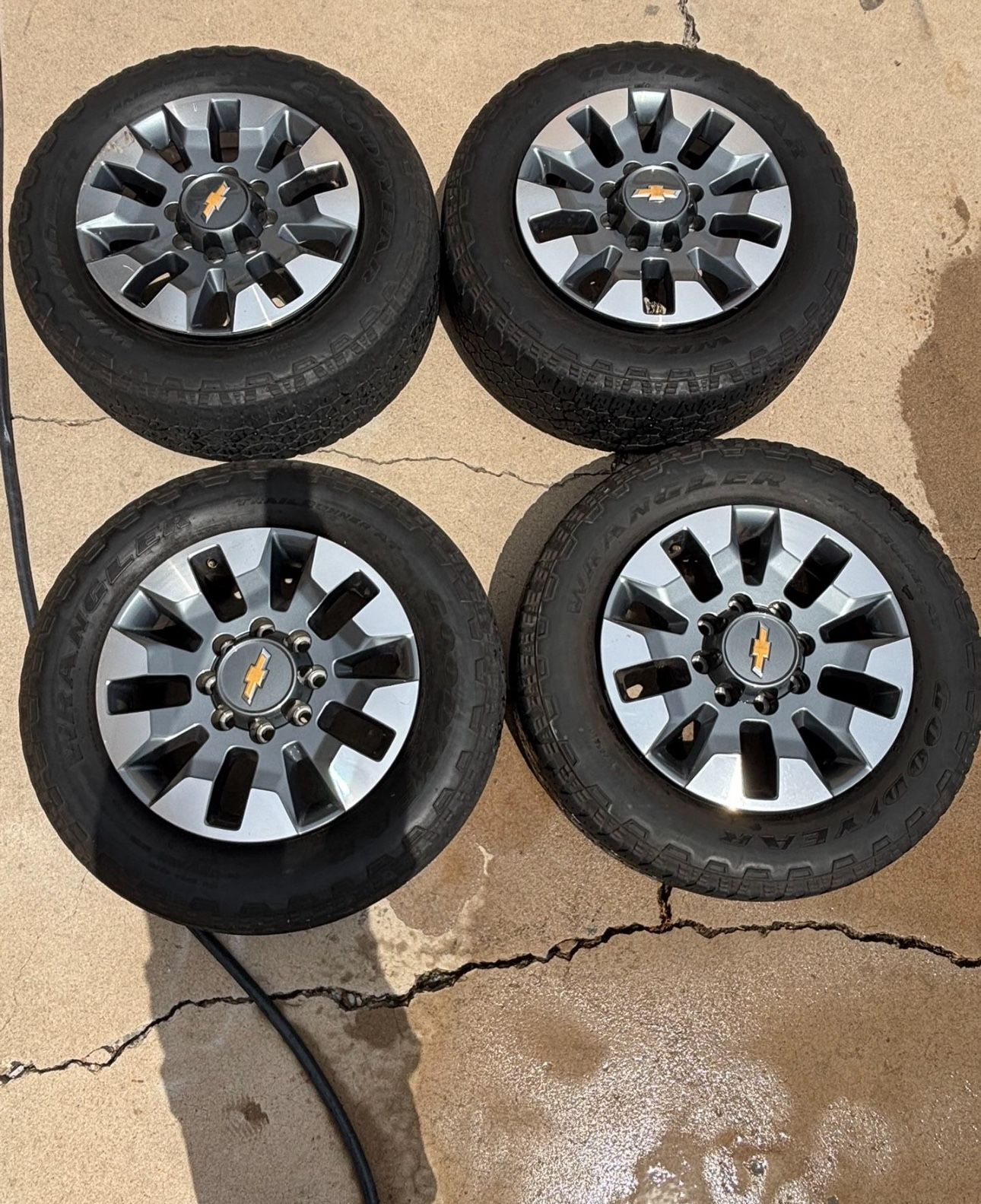 Chevrolet 2500 Rim & Tire