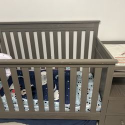 Crib W/ Changing Table