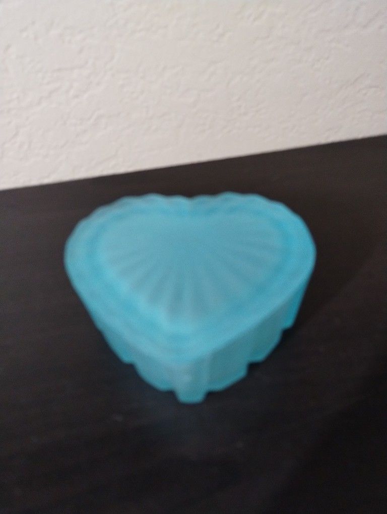 Vtg Heart Shaped Satin Glass Trinket/Jewelry Box 