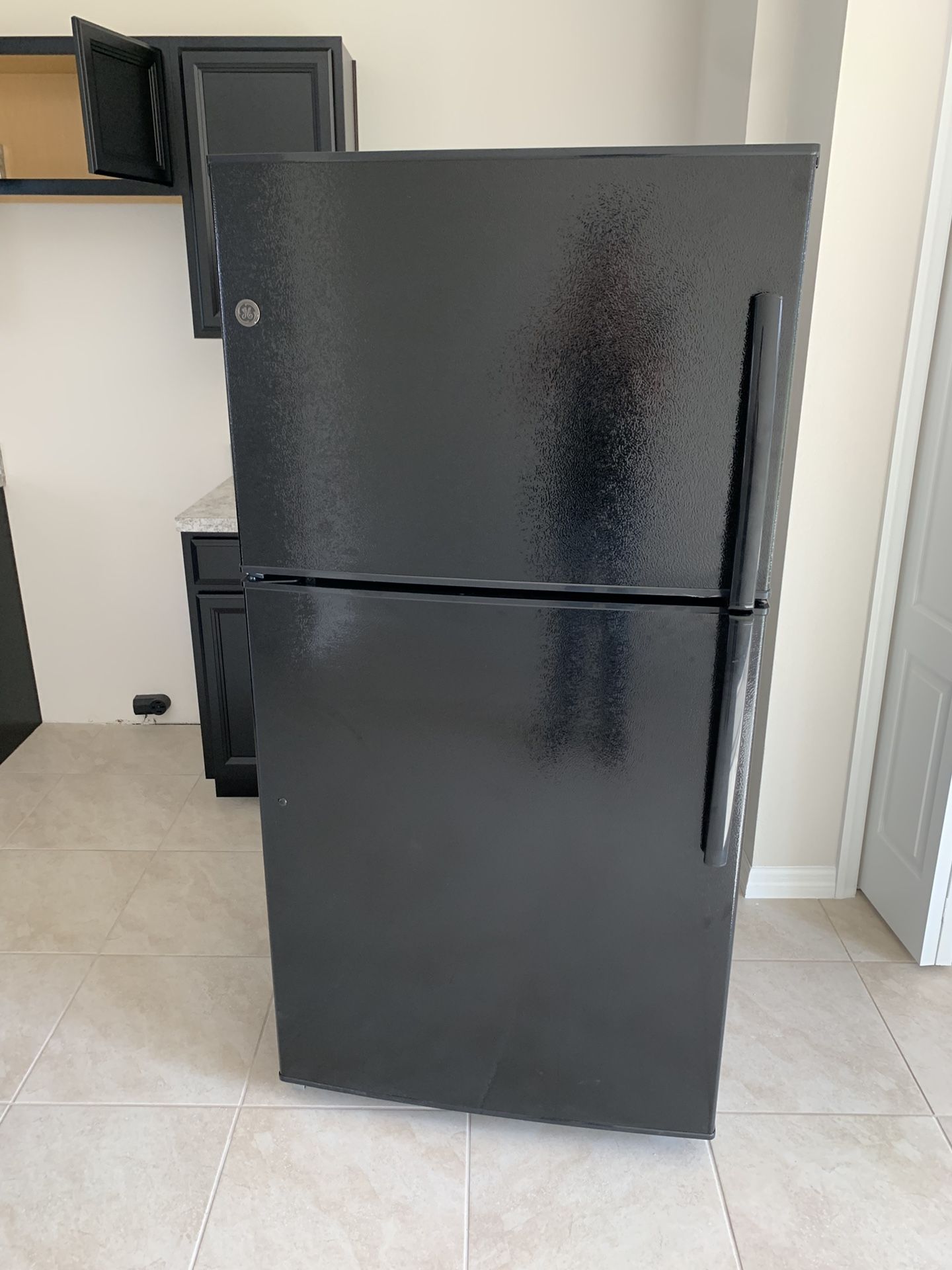 Brand new GE fridge with ice maker pick up winter haven must sell today make fair offer