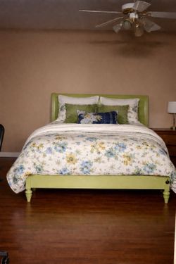 Queen sleigh bed