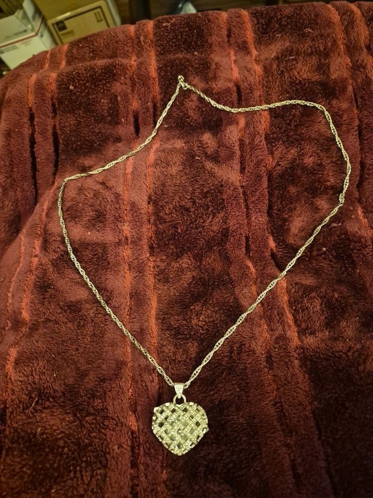 Vintage Gossip's
Elegant Silver-tone Lattice Weave Heart W/ Crystal Accents Locket W/ Watch Inside Pendant Necklace