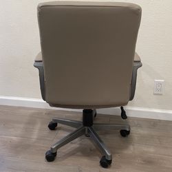 Staples Tervina Luxura Mid Back Manager Chair Taupe for Sale in Los Gatos CA OfferUp