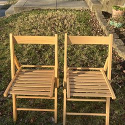 Lot Of 2 Wooden Slatted Folding Chair In Excellent Condition 