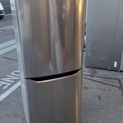 SKINNY  AND TALL. REFRIGERATOR.   L G.