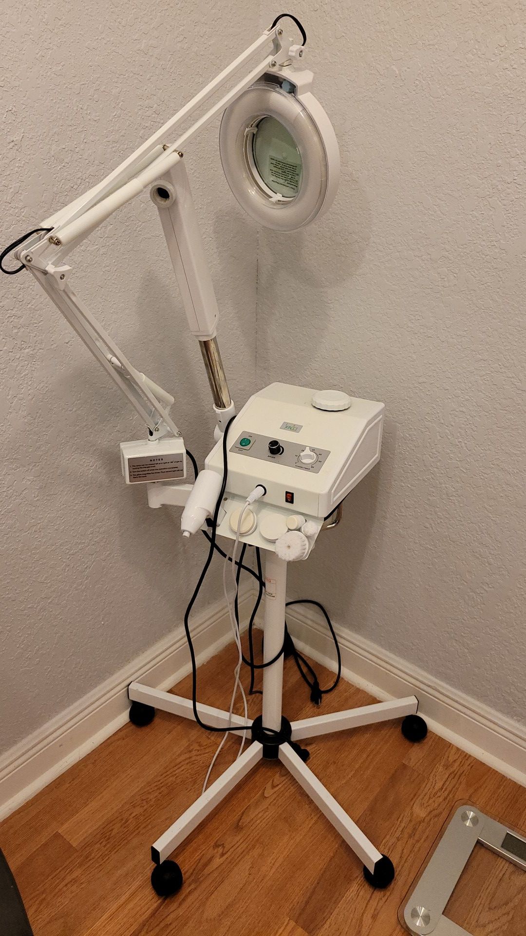 Facial steamer with magnifying lamp and cleaning tools