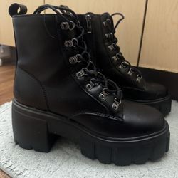 FESTIVAL Ankle Platform Boots Women size 8.5- LIKE NEW
