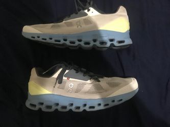 On Cloudstratus Mens Running Shoes