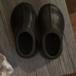Unisex Uggs Children Slip On Size 5