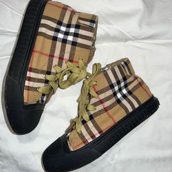 Boys Burberry Shoes Size 33 Same As 1.5 In Boys 