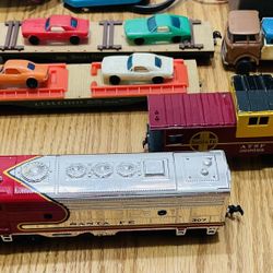 Bachmann HO Scale Santa Fe Model Train With Extras