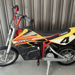 RAZOR MX 650 BIKE (NEED NEW BATTERY)
