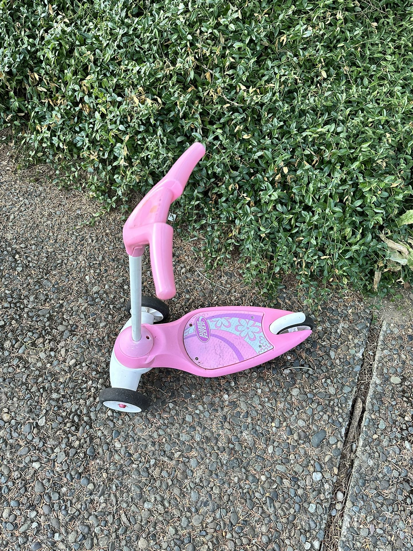 Radio Flyer pink scooter