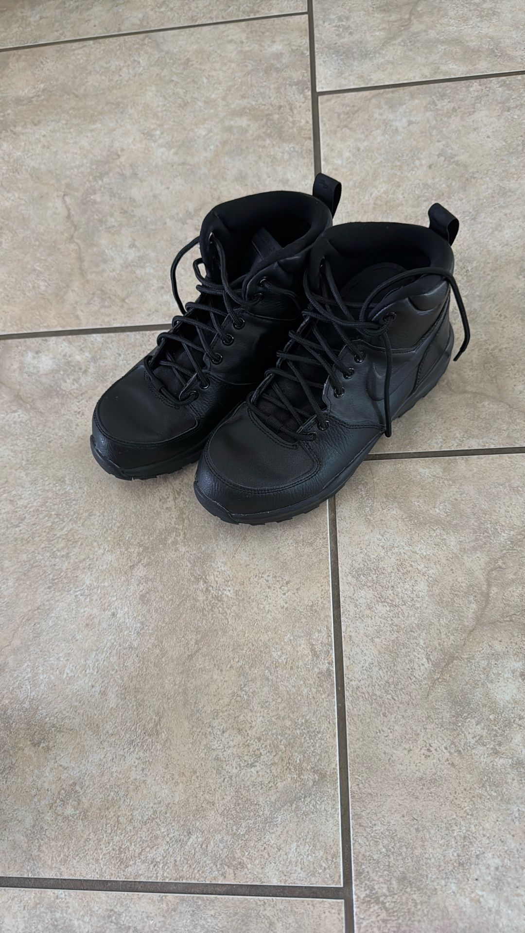 Nike Boots Size 5 Youth