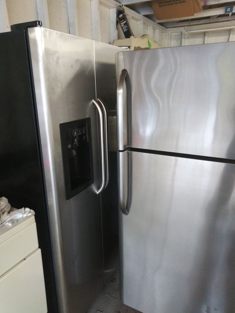 Freezer-on-top stainless steel refrigerator