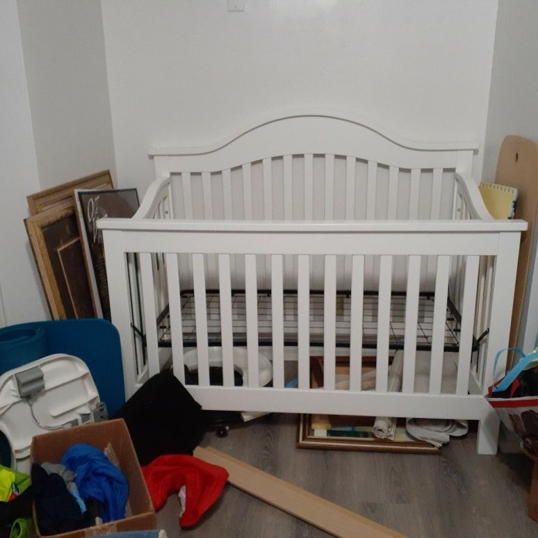 Baby 4 In One Crib Almost New 