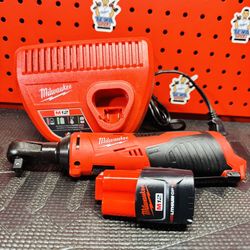 Milwaukee M12 12V Lithium-Ion Cordless 3/8 in. Ratchet with (1) 1.5Ah Battery & Charger