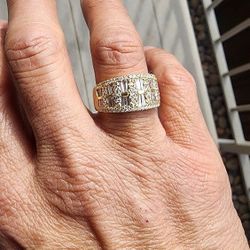 18k Ring With Natural Diamonds And Baguette Diamonds1.77 ctw...Specifications Are In The Photos.. Asking $1,800...00...Start Offering...negotiable. 
