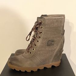 Women’s Sorel wedge boots size 8.5