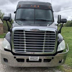 2010 Freightliner Cascadia (Mid Roof Sleeper)