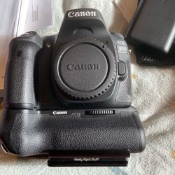 Canon BG-E14 Battery Grip With 1 Extra battery