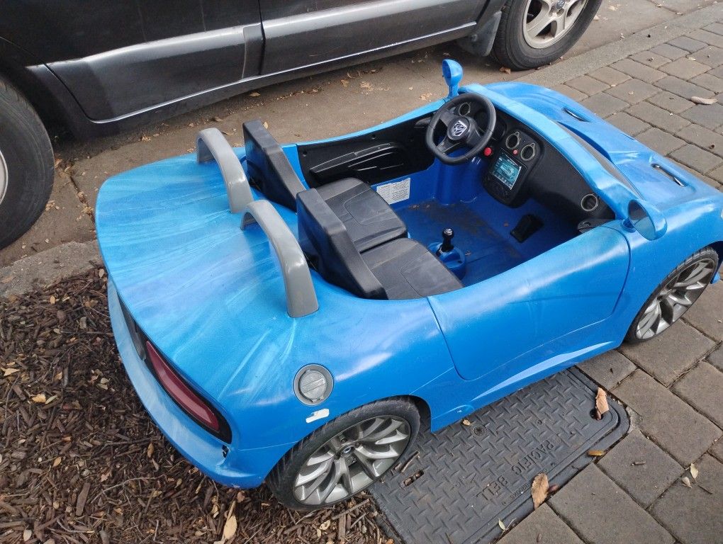 Kid Trax Dodge Viper SRT Convertible Toddler Ride-on Car, Suitable for Children aged 3 to 7 years