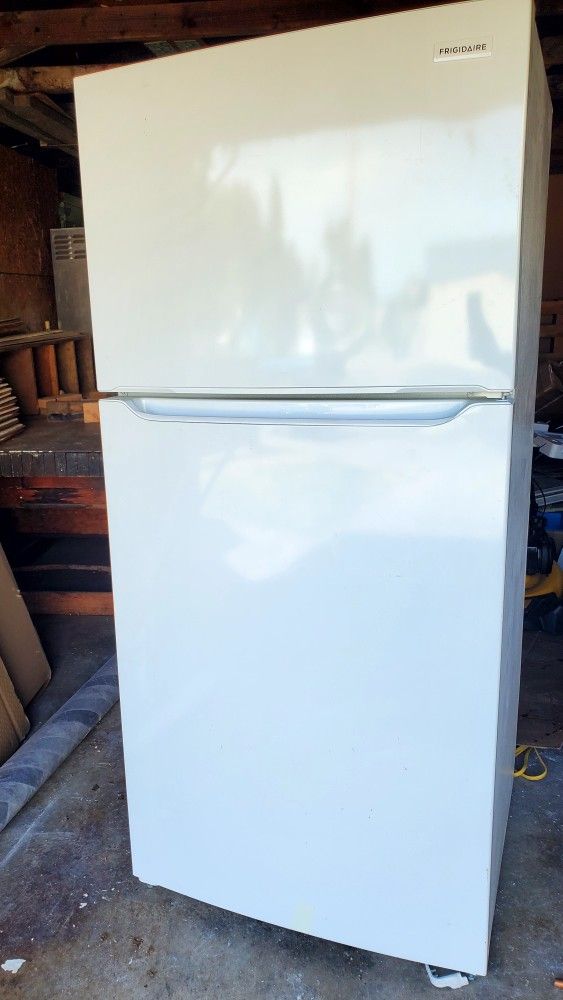 Gently used Frige freezer