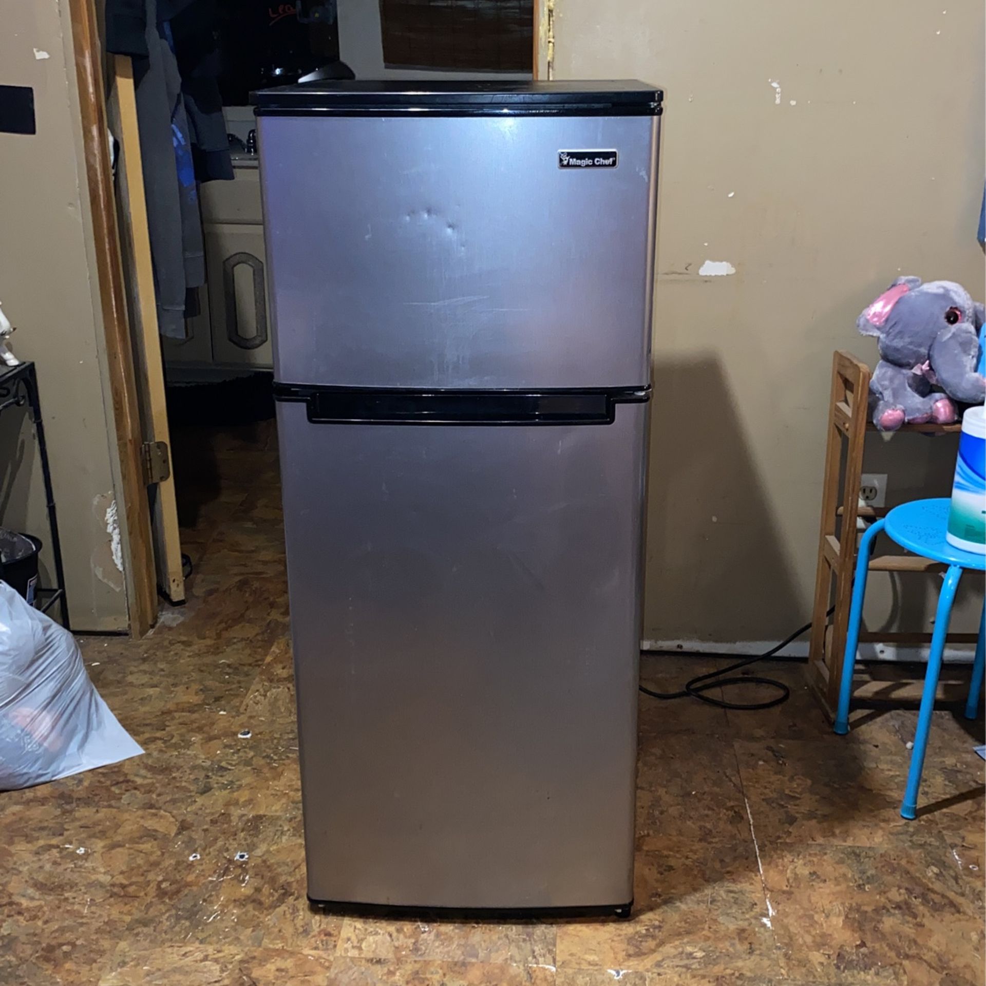 Magic Chef HMDR450 Mini Fridge
