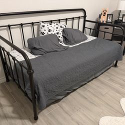 Day Bed - Full Size With Pull Out Mattress 