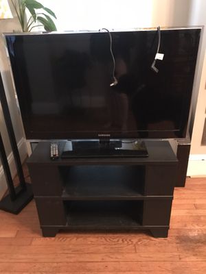 Photo 42 inch Samsung flat screen and entertainment center