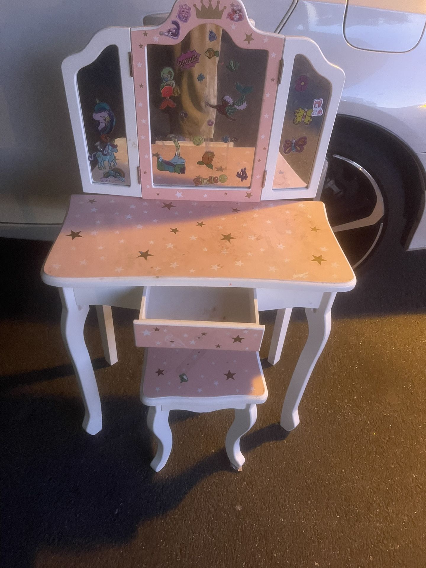 Kids Vanity Table with Mirror & Stool – Like New